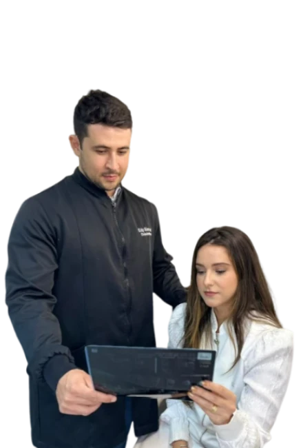Drs. Edy Alencar e Caroline Beffart analisando exame em tablet